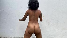 Novinha safada flashes ass in public and guides jerk off to gaping with buttplug