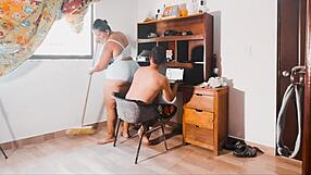 Sexo En La Oficina Con La Trabajadora Latina Chupando Polla