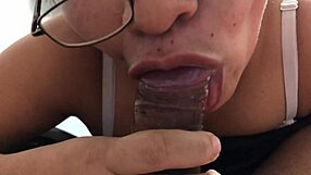 madura de lentes con pantalones apretados y transparentes cumpliendo fantasía de joven con quien trabaja