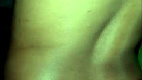 Svakinja jebe na kavču do orgazma