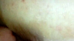 Pogledaj ovu debelu pičku i dupe kako se jebe 😍