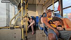 Mulher Casada Dar Mole Pra Um Cara Estranho Dentro Do Onibus E Termina Tranzando Com Ele