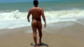 como filmou macho alpha empinando e gozando na praia