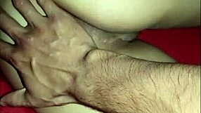 despertando a la hermana de mi amiga con verga dura desbaratando la cama