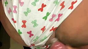 Padastro tarado, espero a mulher sair pra foder a bonequinha sex toy