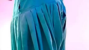 Leaked video of 18-year-old indian girl showing her body to boyfriend on call