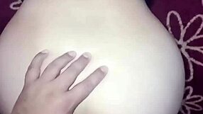 en la orilla de la cama con grupo de swingers