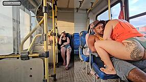 Mulher Casada Dar Mole Pra Um Cara Estranho Dentro Do Onibus E Termina Tranzando Com Ele