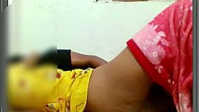 Asijský pár si líže a cucá v domácí 69