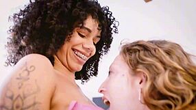 sexo lesbico interracial duas gostosas jogando quente com o brinquedo