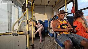 Mulher Casada Dar Mole Pra Um Cara Estranho Dentro Do Onibus E Termina Tranzando Com Ele