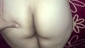 en la orilla de la cama con grupo de swingers