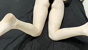 Belle femme se fait jouir intense au sextoy en masturbation