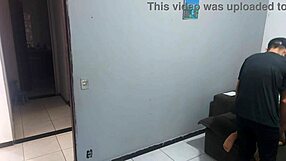 dona de casa apreensiva paga policial com a bunda