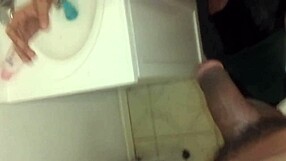 Vivi Kena Shower Emas - Jalang Tua Basah Kuyup!