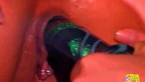 रेडहेड और ब्रुनेट ने बड़े टॉय से किंकी लेस्बियन चुदाई आउटडोर