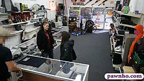 Две жене краду и жестоко се јебу са типом из залогаонице!