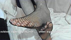 Milf With Big Ass And Tits Fingers Pussy And Ass Wetly