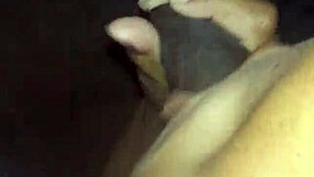 Una mamada r�pida en el ba�o abandonado