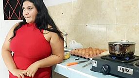 culona tiene folla en la cocina a joven inexperto