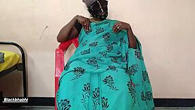 Intense Pleasure From Vegetable Masturbation In Pussy