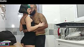 Comi uma amiga gostosa na cozinha