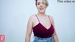 cosplay poesje klaarmaakt in hitte