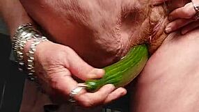 Babica jebe svojo kosmato pičko s kumaro 😏