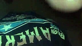 Una mamada r�pida en el ba�o abandonado