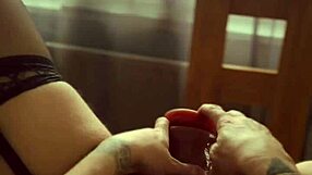 Poglej to umazano govorečo milf, ki kaže svojo mokro pičko skozi okno