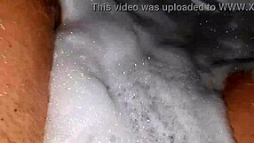 Chi vuole farmi compagnia? Sega in vasca con mio CAZZO SCHIUMOSO!