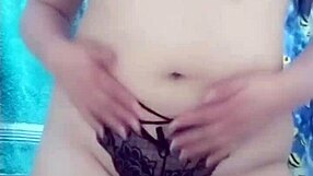 Secretaria culona mexicana se quita todo su uniforme en el cuatro de lavado del trabajo y muestra todos su culo gordo y sus ricos senos