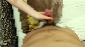 【男って弱いね】この出っ張っているモノ邪魔と言わんばかりに亀頭を握り潰しちんぽを叩き金玉をビンタ！雑な手コキで射精中に金玉を叩かれ痛い射精してしまった僕