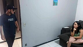 dona de casa apreensiva paga policial com a bunda