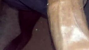 Una mamada r�pida en el ba�o abandonado