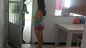 dona de casa apreensiva paga policial com a bunda