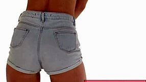 Nem bírom abbahagyni a szexi feszes seggem rázását ezekben a farmer rövidnadrágokban, olyan kibaszottul forró