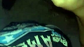 Una mamada r�pida en el ba�o abandonado