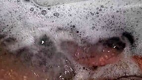 Chi vuole farmi compagnia? Sega in vasca con mio CAZZO SCHIUMOSO!