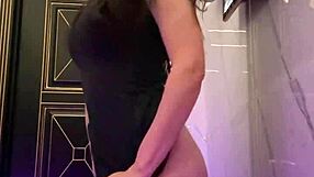 In the club, I decided to fuck my pussy