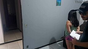 dona de casa apreensiva paga policial com a bunda