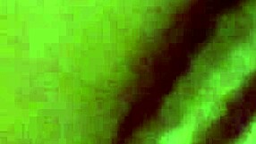 gejsta črna manekenka z zamašenim ustjem in lisicami jaha kurac, steklen dildo in se igra s pičko