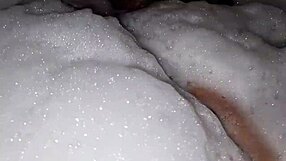 Chi vuole farmi compagnia? Sega in vasca con mio CAZZO SCHIUMOSO!