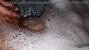 Siapa Mau Temani? Coli Kontol Berbusa di Bak Mandi!