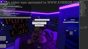 Futa panee isoa persettä studiolla vihjailevilla lesbo kosketuksilla, isoilla vartalopiirteillä ja intiimeillä hetkillä