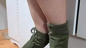 hey, mistress elza kom in lingerie teasing with her ass and feet 😈