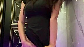 In the club, I decided to fuck my pussy