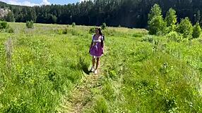 Wilder Sex in der Natur mit sexy Milchmädchen