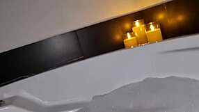 Chi vuole farmi compagnia? Sega in vasca con mio CAZZO SCHIUMOSO!