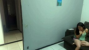 dona de casa apreensiva paga policial com a bunda